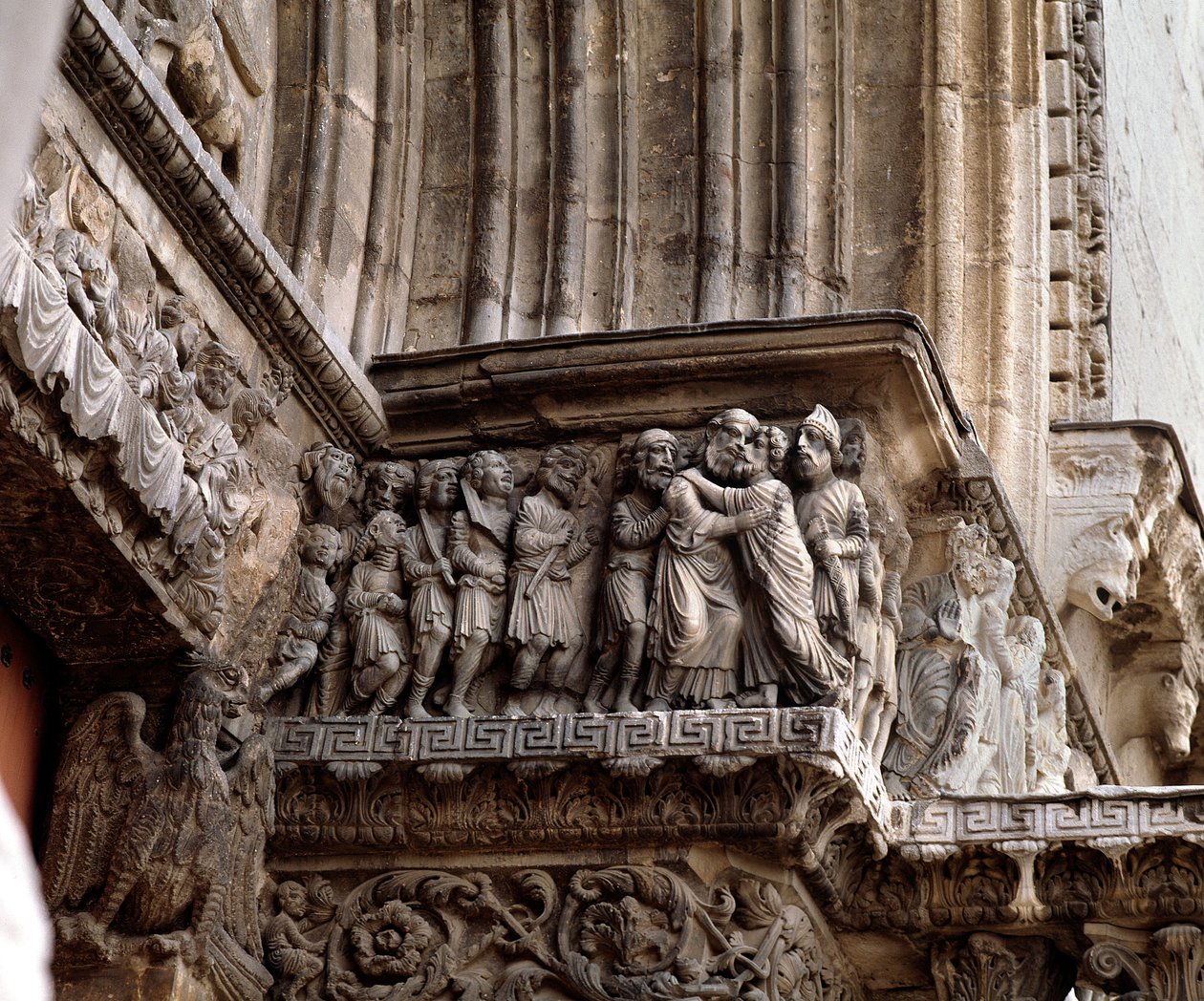 Il bacio di Giuda, fregio del portale da Romanesque