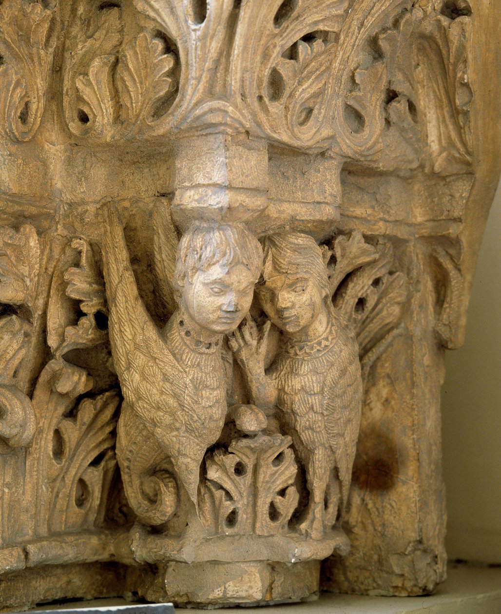 Decorazioni superiori con sirene e uccelli sul modello di quelli della Chiesa di Saint Loup de Naud (Seine e Marne) 1170 da Romanesque