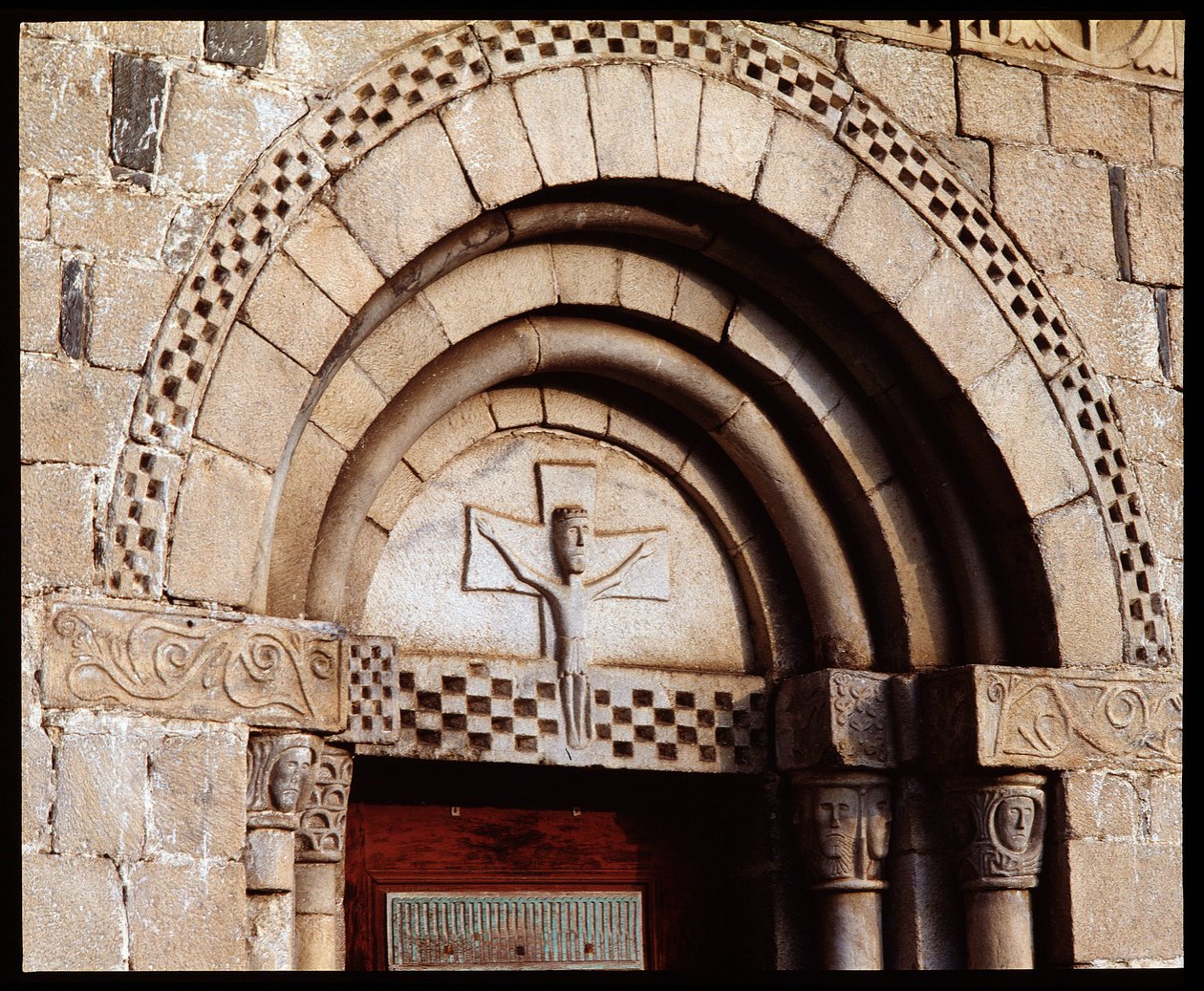 Timpano della chiesa da Romanesque