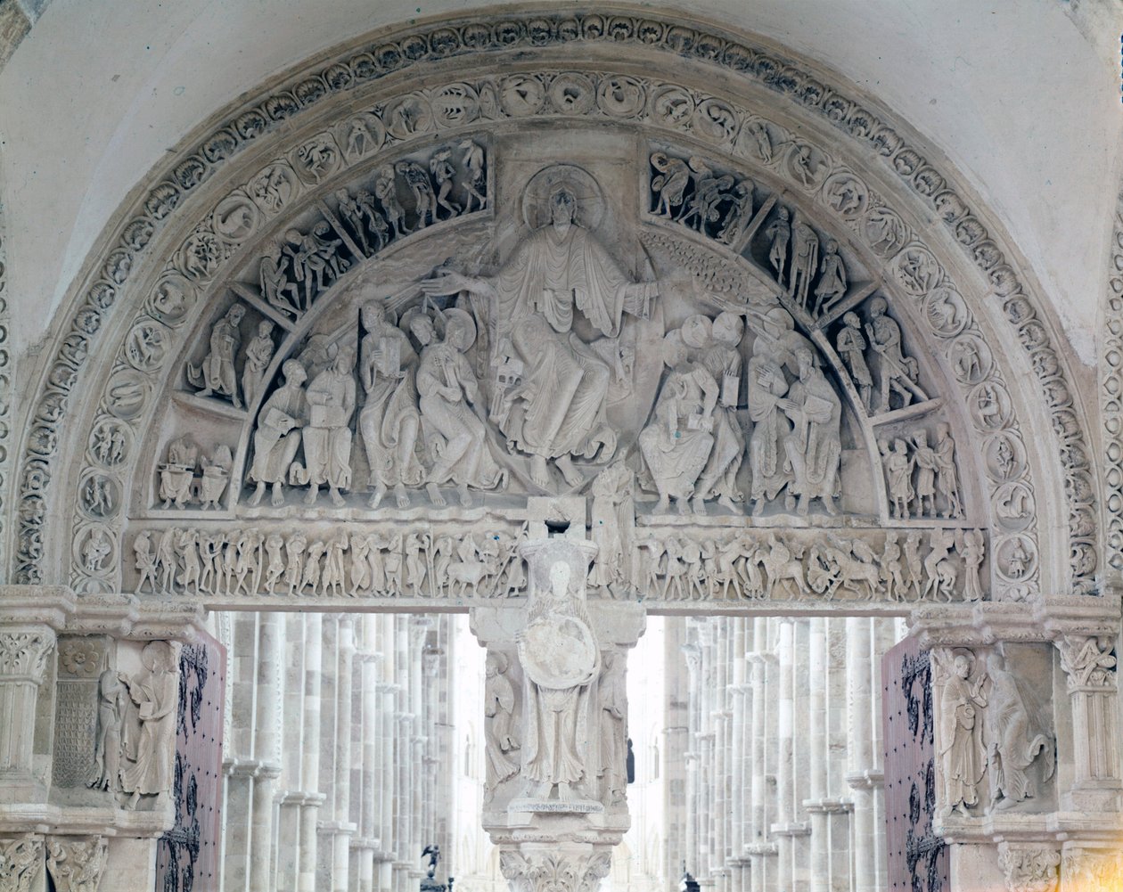 Abbazia di Vézelay, il timpano della Basilica di Santa Maria Maddalena da Romanesque