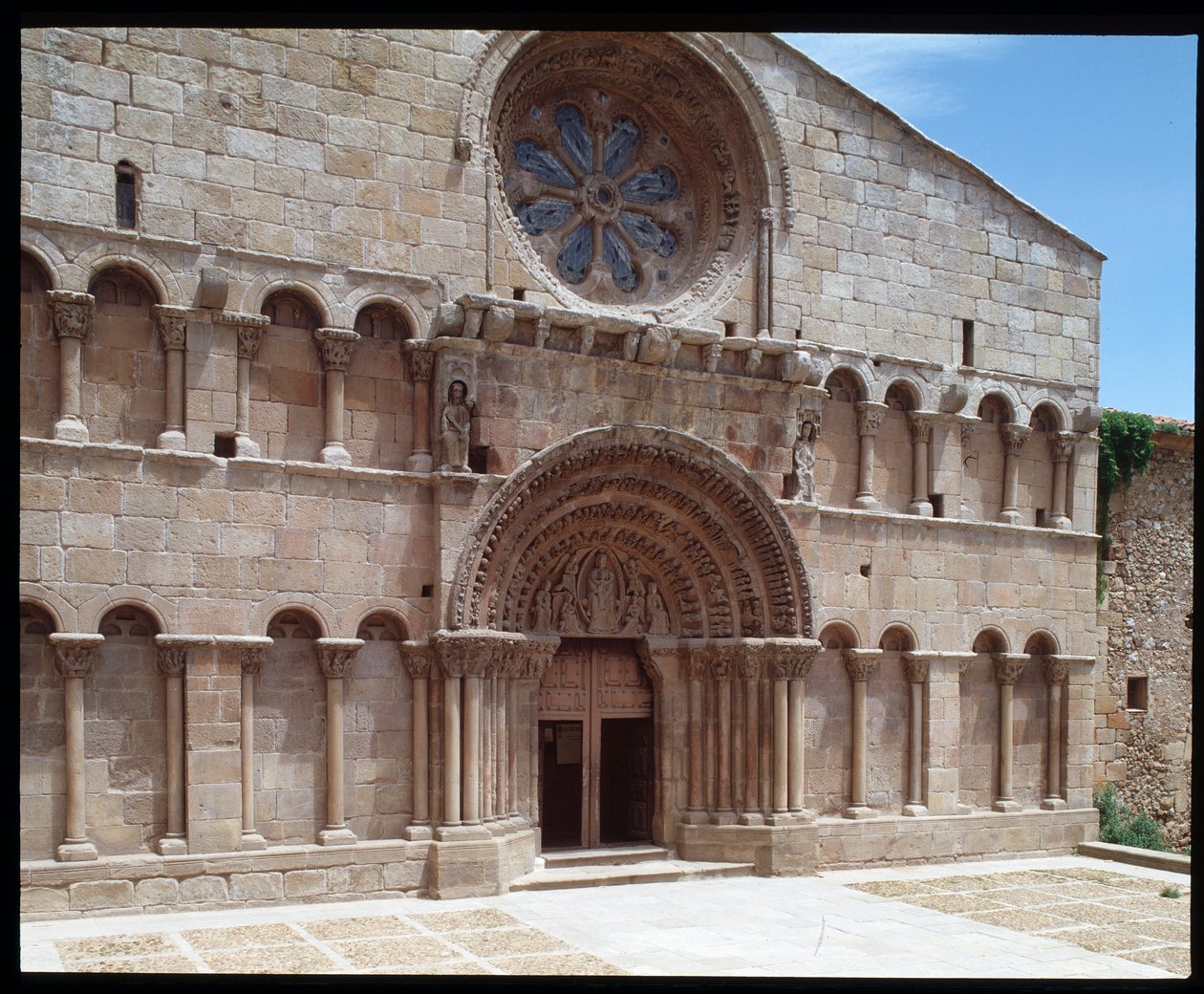Veduta della chiesa di San Domenico da Romanesque