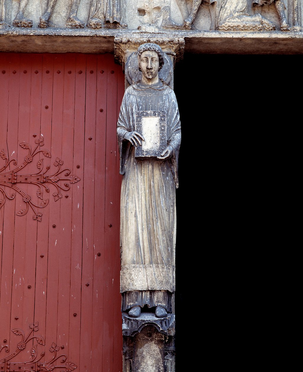 Vista di una scultura sul pilastro centrale del portale centrale (1140-1200) da Romanesque