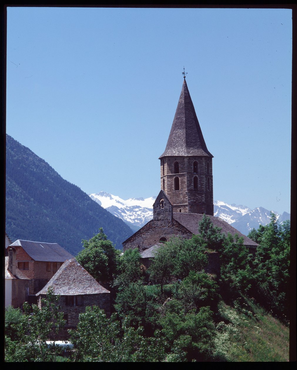 Veduta della chiesa romanica da Romanesque