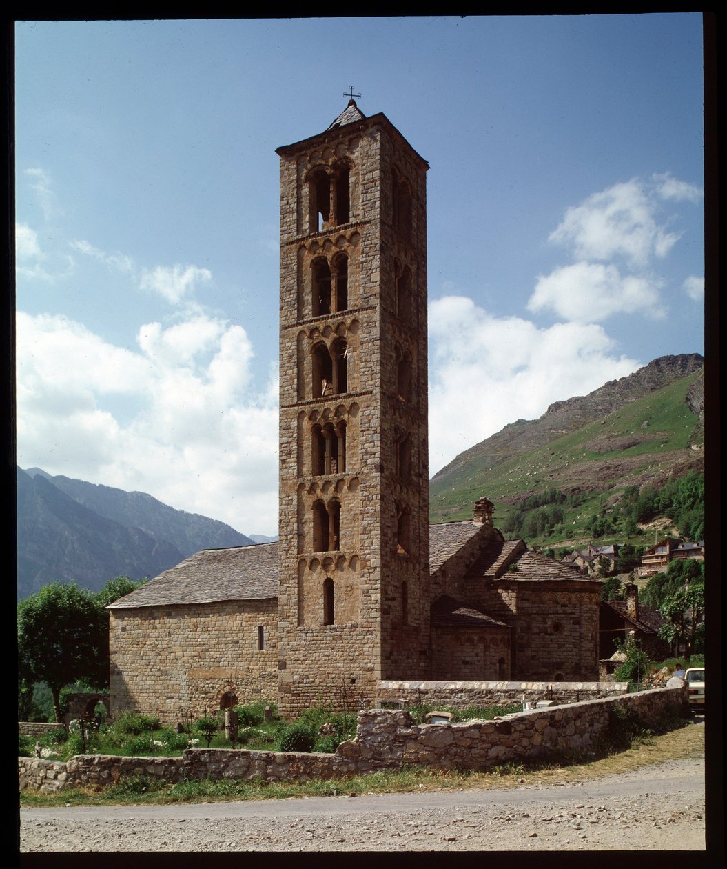 Vista della chiesa da Romanesque
