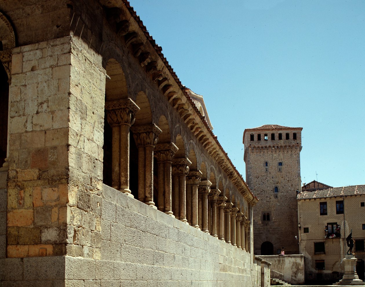 Vista della chiesa da Romanesque