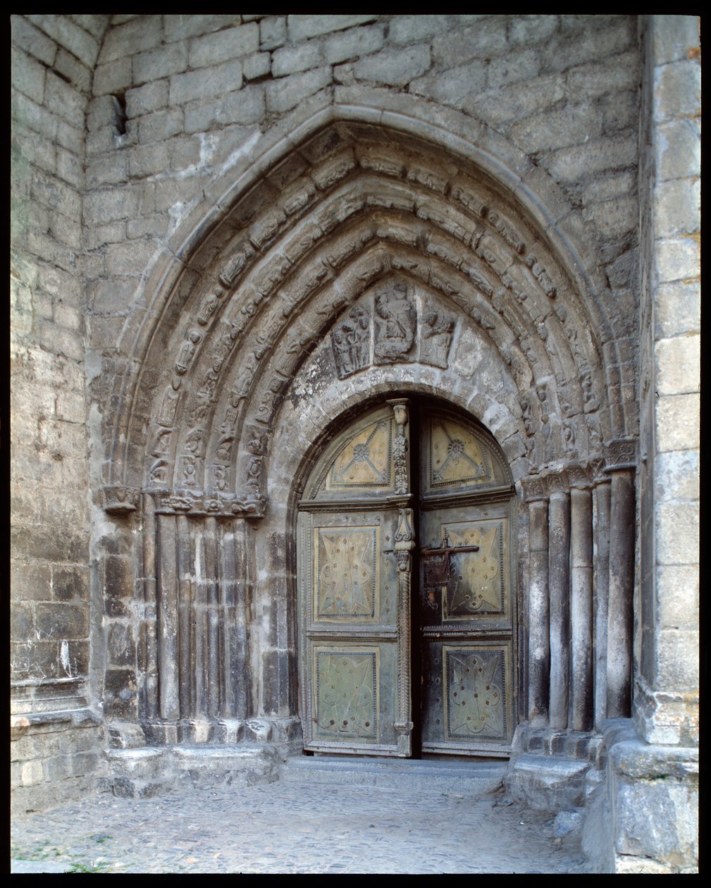 Vista della chiesa da Romanesque