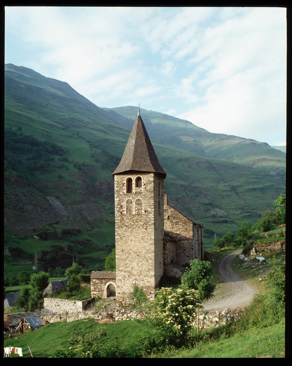 Veduta della chiesa da Romanesque