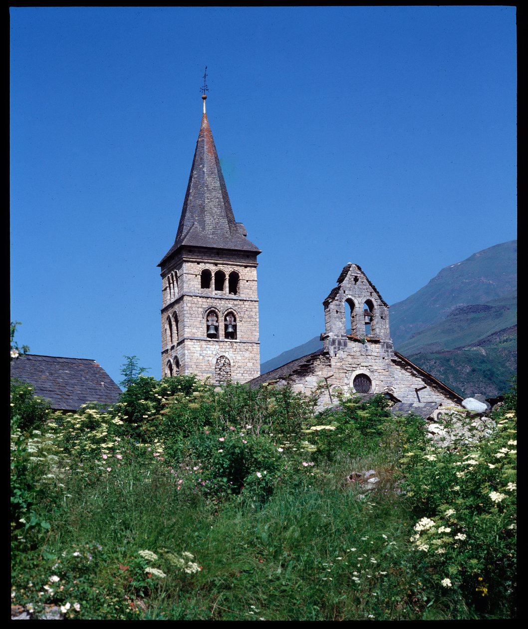 Vista della chiesa di Santa Maria, Arties da Romanesque