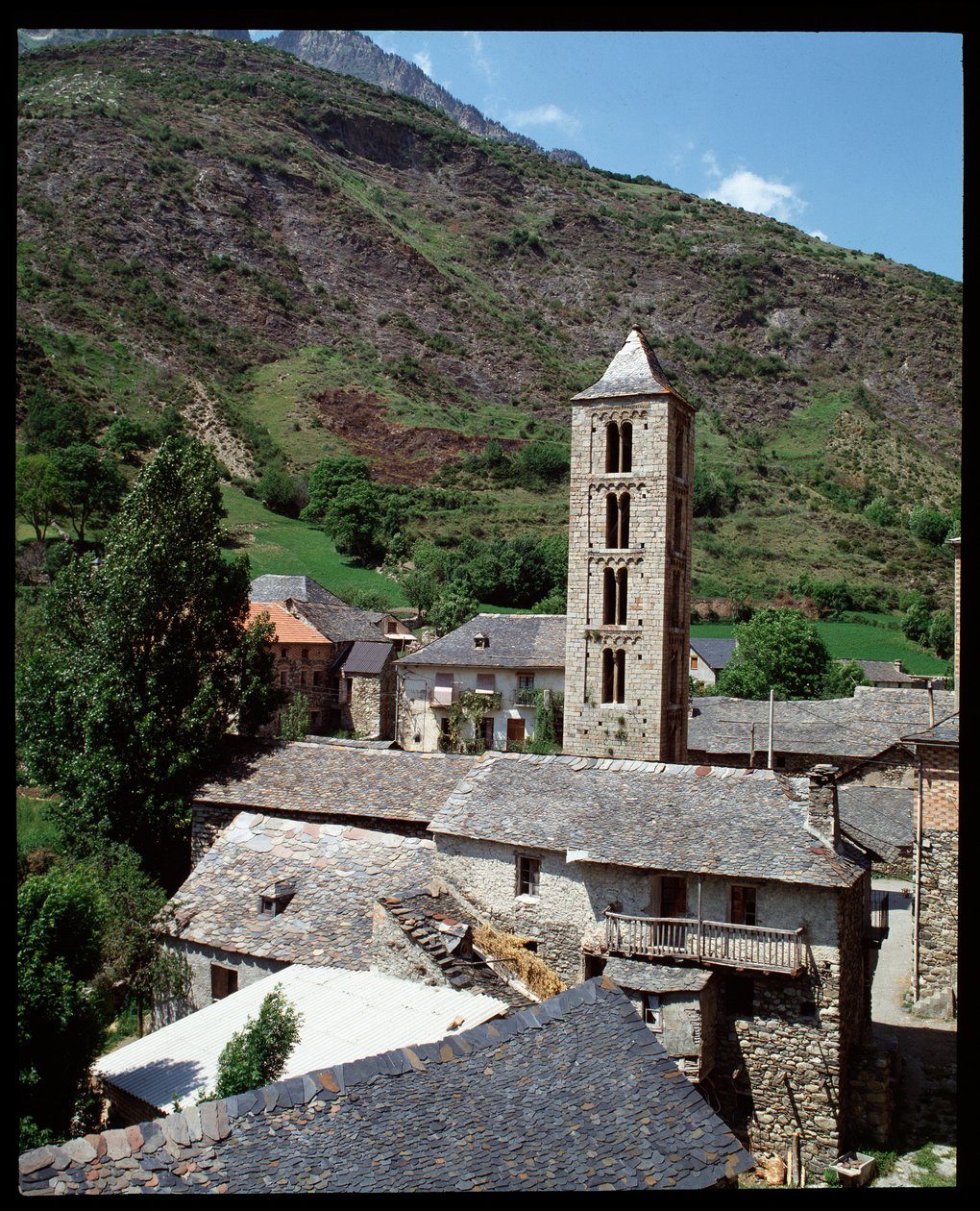 Vista della chiesa con campanile da Romanesque