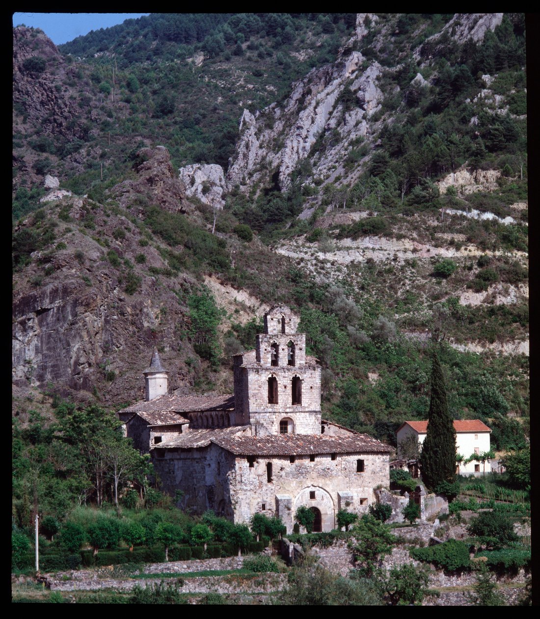Vista della chiesa con campanile da Romanesque
