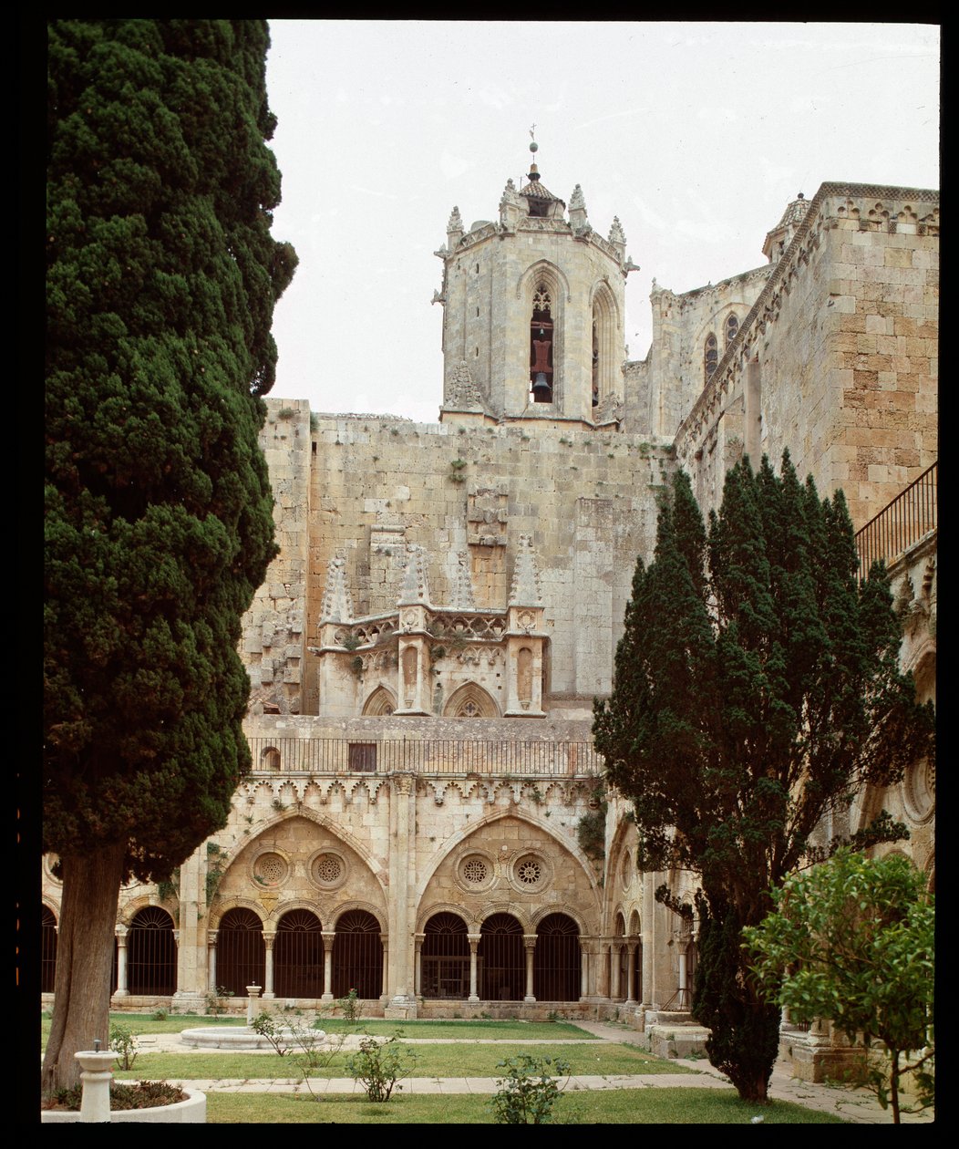 Vista del chiostro e della cattedrale di Santa Tecla a Tarragona da Romanesque