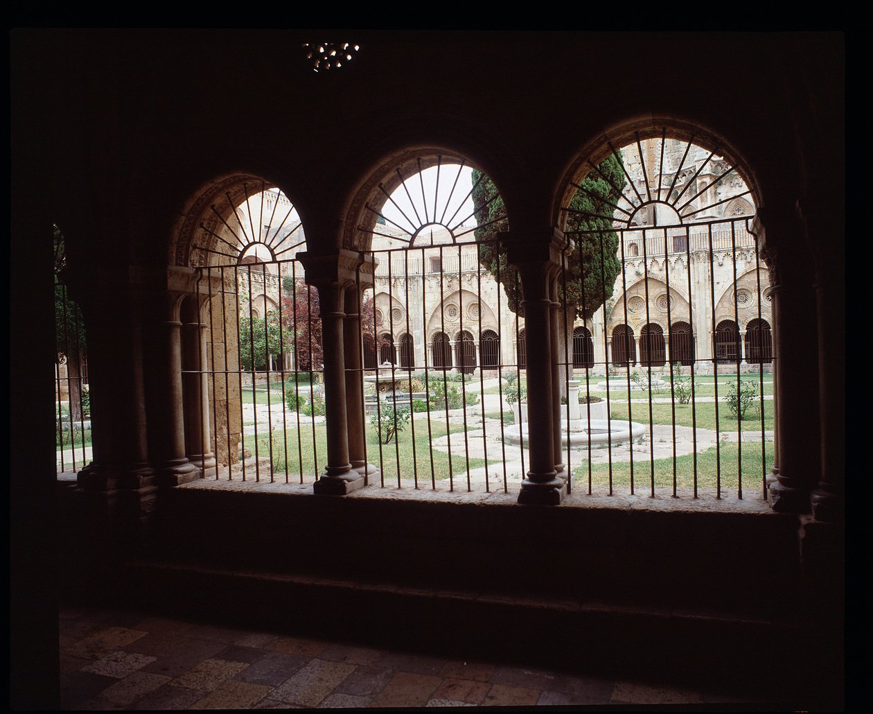 Veduta del chiostro della Cattedrale di Santa Tecla a Tarragona da Romanesque