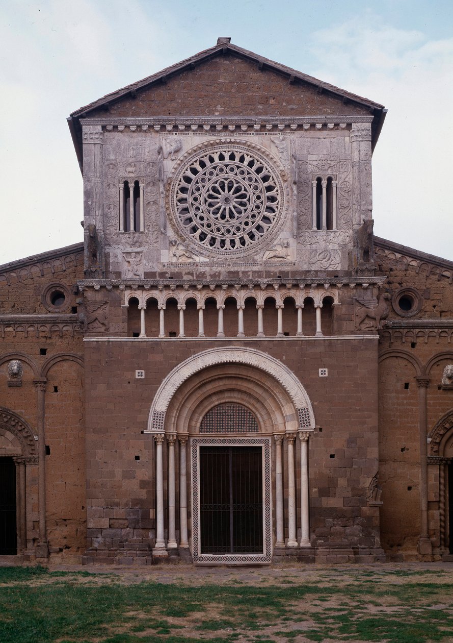 Vista della facciata della chiesa di San Pietro (ca. 1250, restaurata 1870) Tuscania, Italia da Romanesque