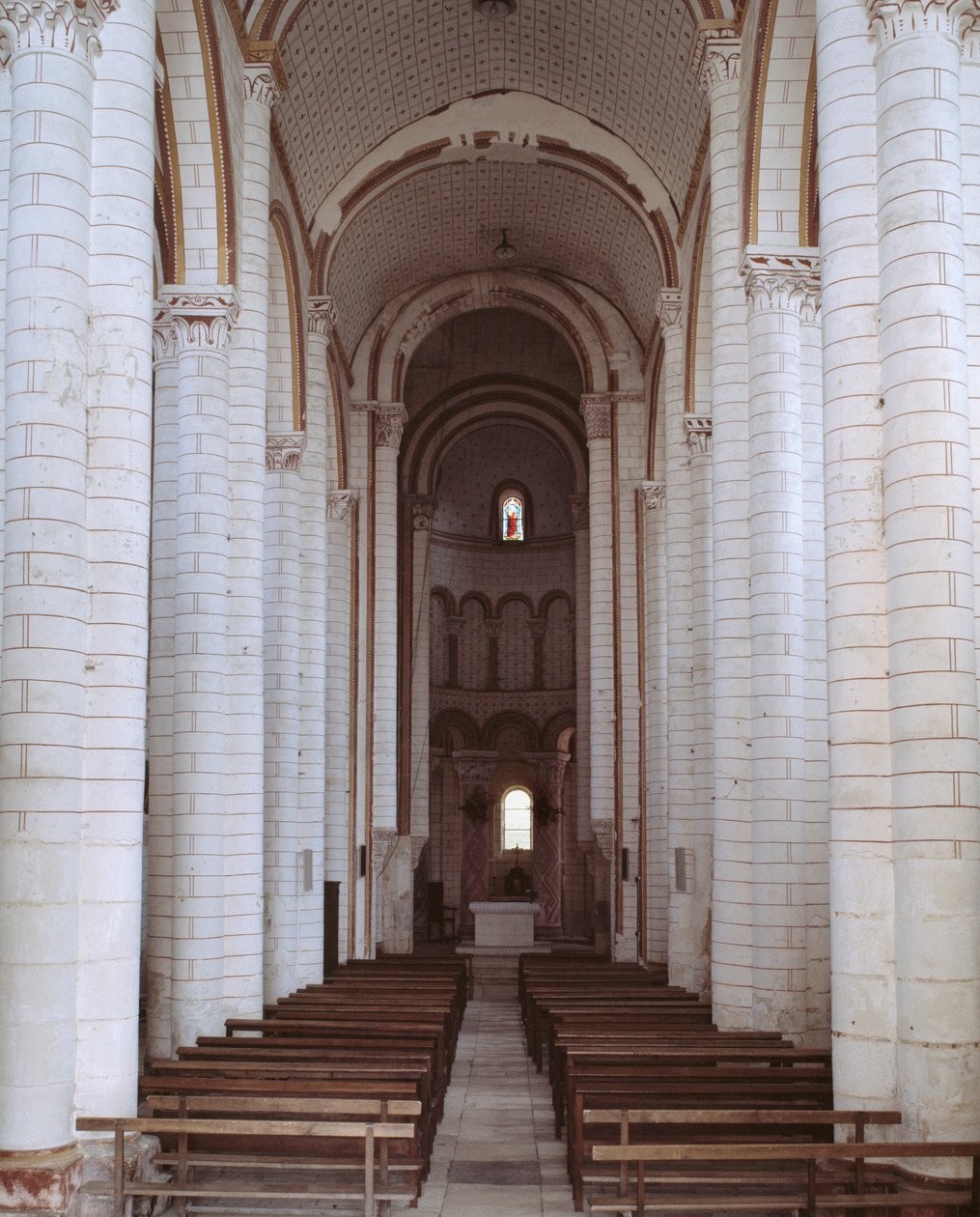 Vista della navata da Romanesque