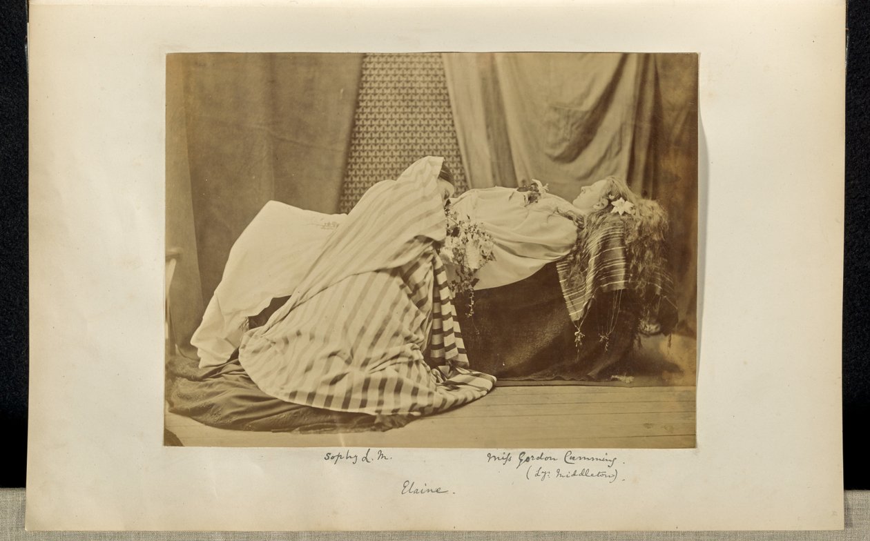 [Lady Middleton come "Elaine" e Sophy L.M. in Tableau Vivant da "Idilli del Re"]. da Ronald Ruthven Leslie Melville