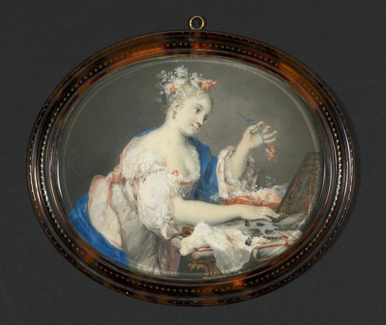 Una Donna che Si Mette Fiori nei Capelli, c. 1710 da Rosalba Carriera