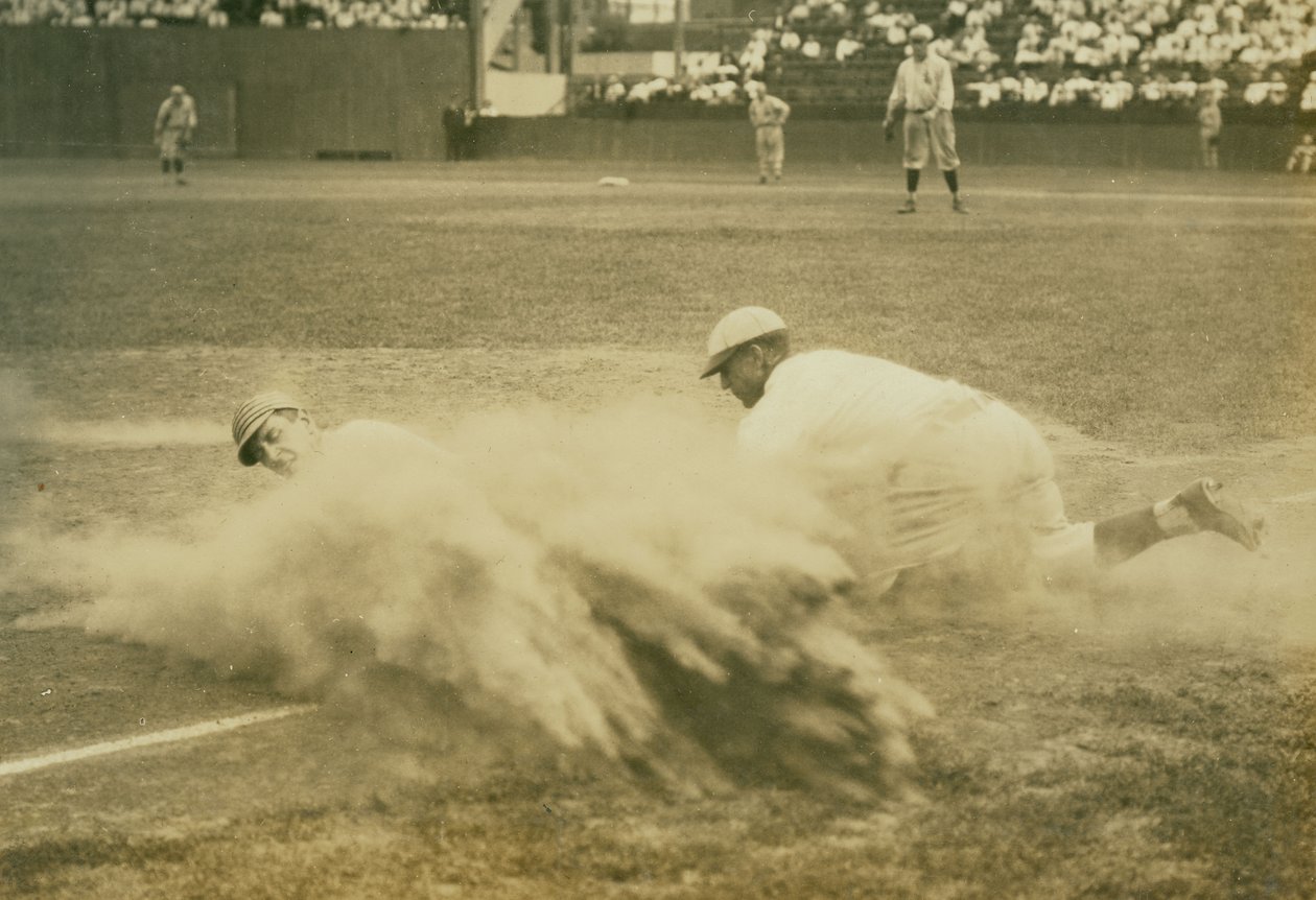 Giocatore di baseball che scivola in terza base durante una partita dei St. Louis Terriers (Federal League) da Russell Froelich