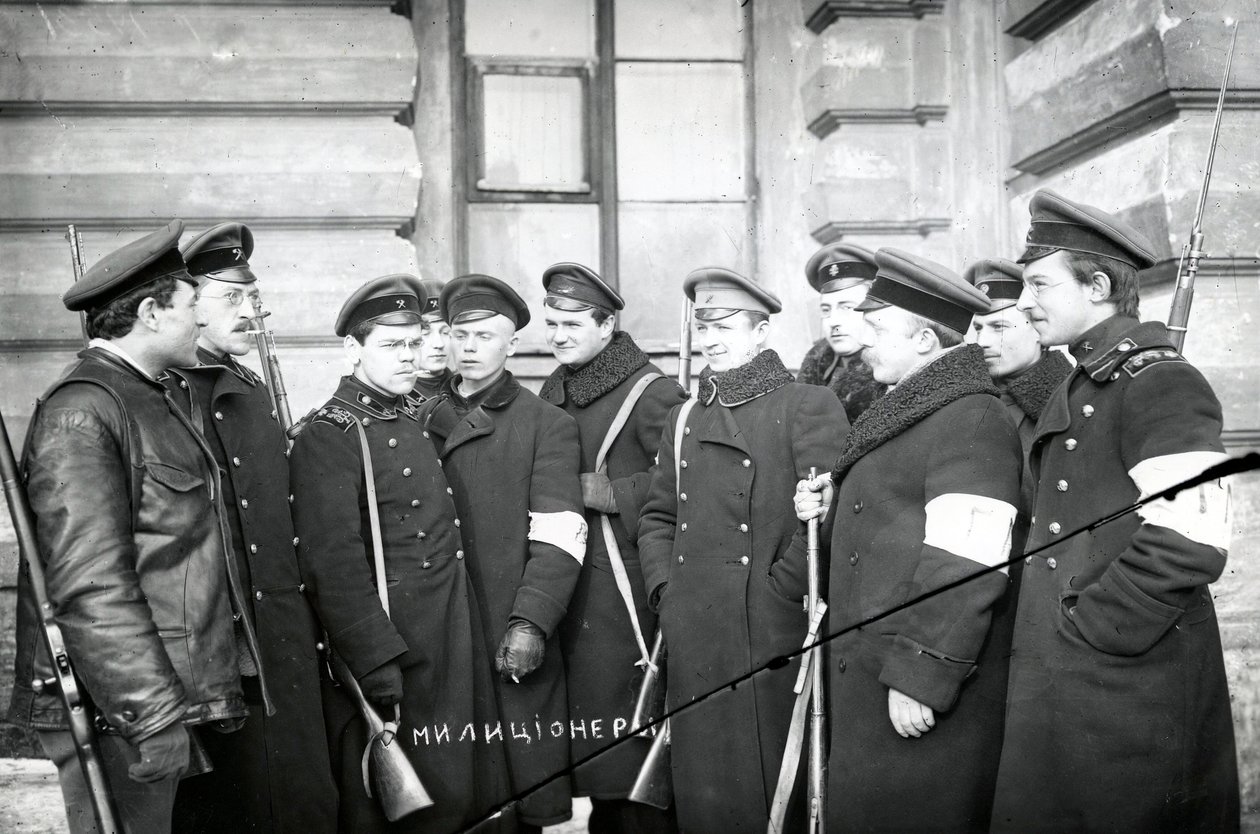 Un gruppo di studenti che agiscono come miliziani, San Pietroburgo, 1917 da Russian Photographer