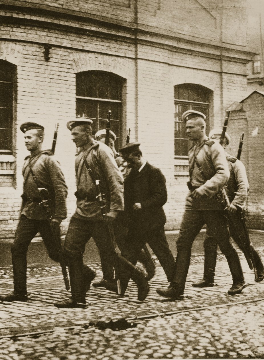 Una pattuglia caccia sospetti dopo la rivolta a Viborg, nei dintorni di San Pietroburgo da Russian Photographer