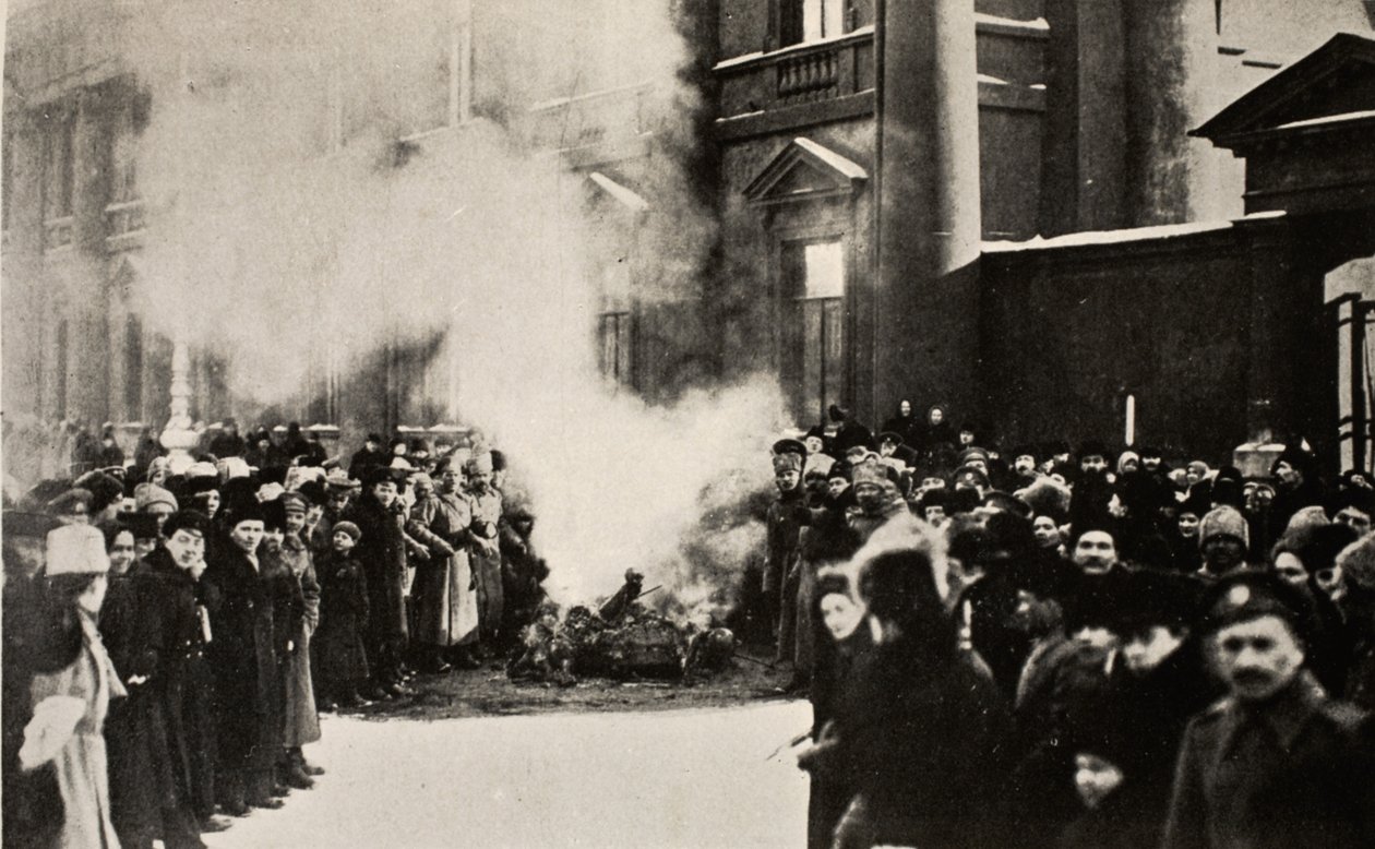 Bruciare gli emblemi della regalità, 1917 da Russian Photographer