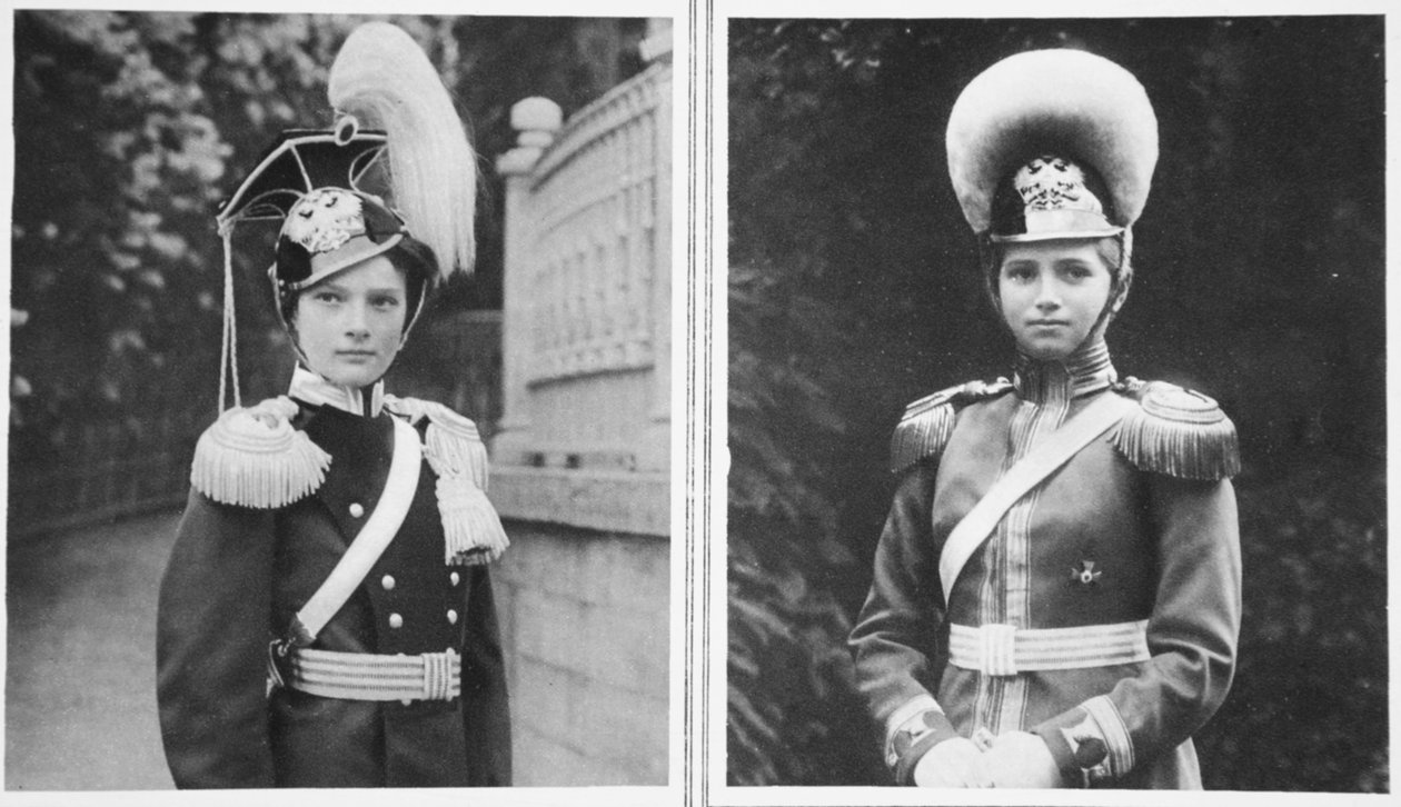Colonnello in capo degli Uhlans russi: La granduchessa Tatiana e colonnello in capo dei granatieri a cavallo russi: La granduchessa Maria, da The Illustrated War News da Russian Photographer