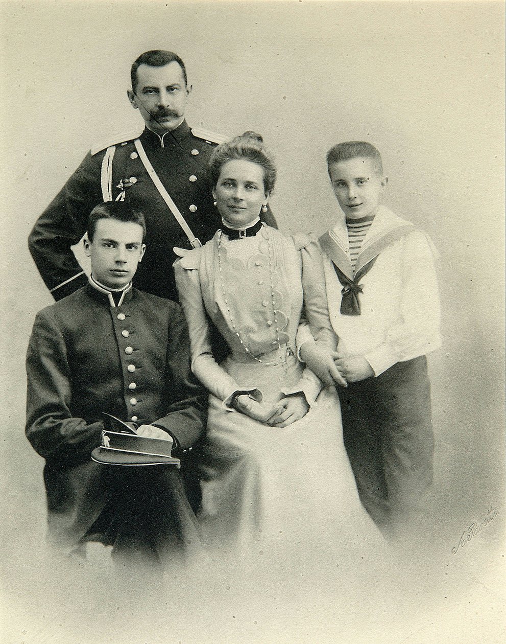 Ritratto di famiglia della principessa Zenaida Yusupova, conte Felix Sumarokov-Elston e figli Nikolai e Felix, dallo studio di A. Pasetti da Russian Photographer