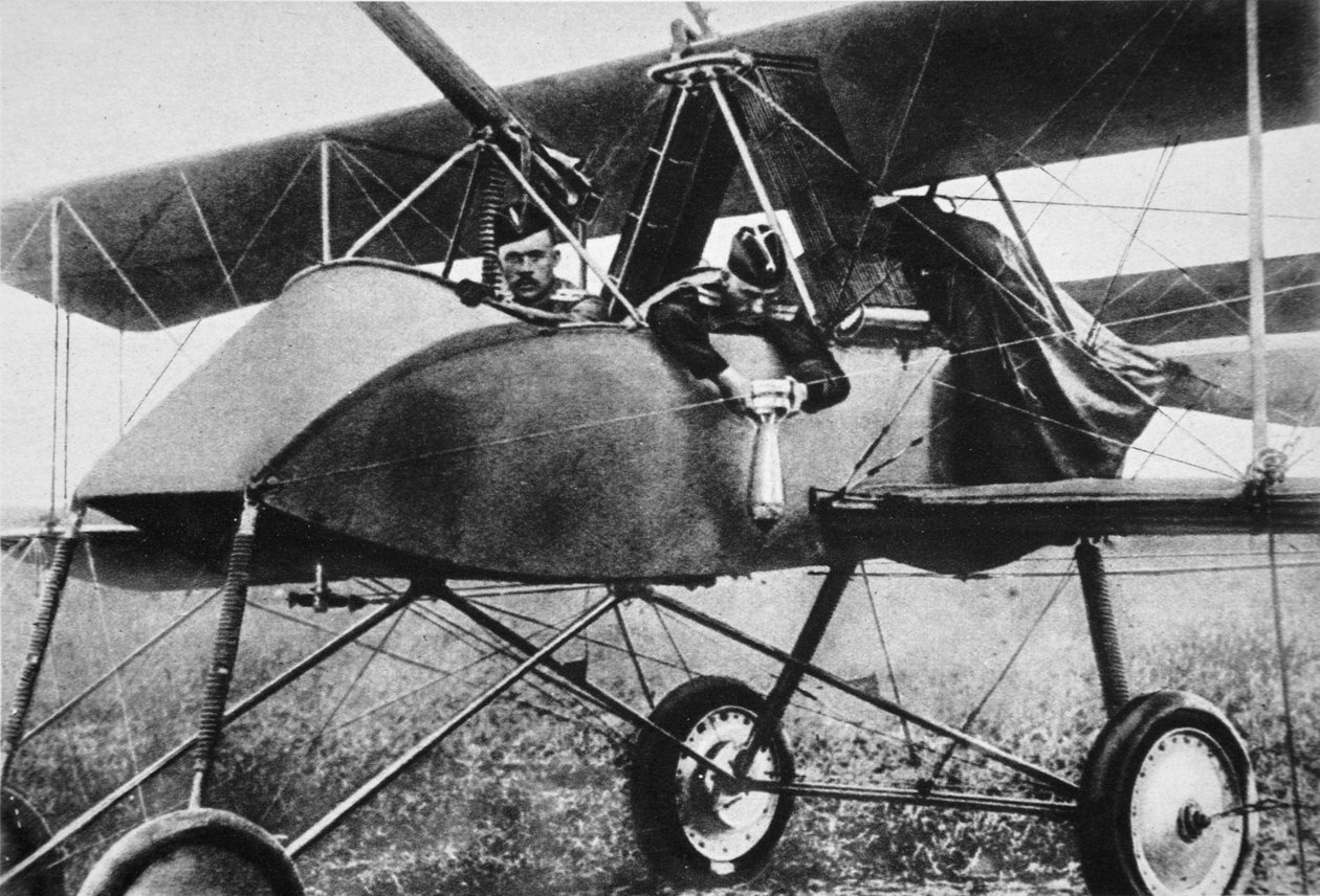 Fissaggio di una bomba prima della partenza, gli aviatori del nostro alleato sul fronte orientale, da The Illustrated War News, 1916 da Russian Photographer