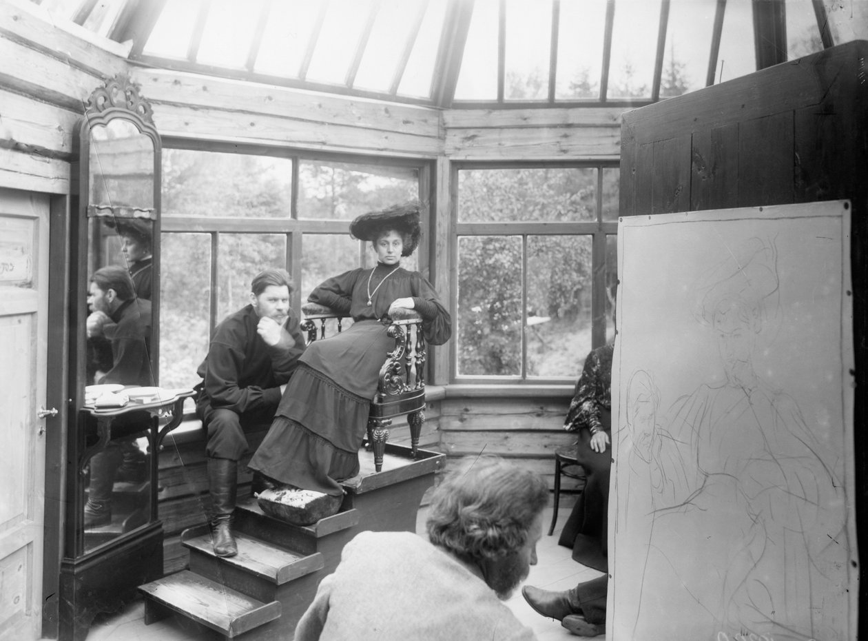 Maxim Gorky e Maria Andreyeva posano nello studio alla dacia di Repin da Russian Photographer