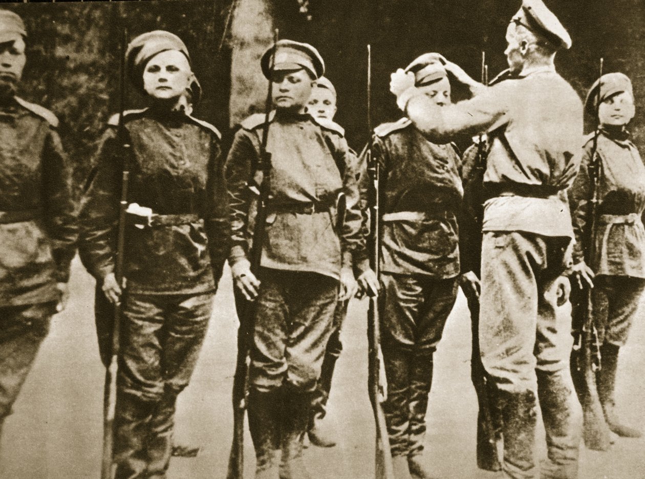 Membri del 1º Battaglione Femminile della Morte russo, 1917 da Russian Photographer