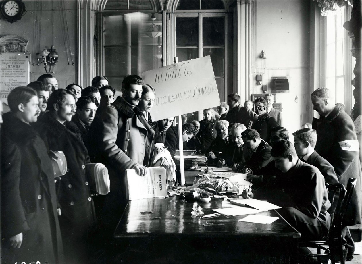Arruolamento della milizia nella sala del Consiglio Comunale, San Pietroburgo, marzo 1917 da Russian Photographer