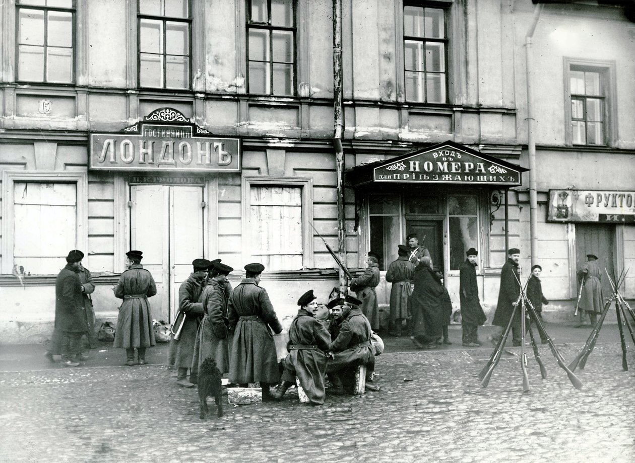 Miliziani in una strada di San Pietroburgo, 17 ottobre 1905 da Russian Photographer