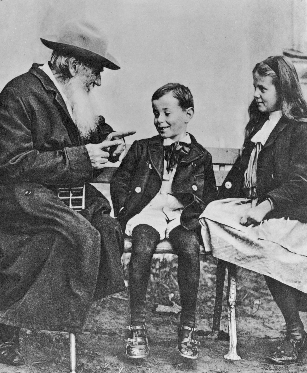 Ritratto di Lev Nikolaevich Tolstoy (1828-1910) con i suoi nipoti da Russian Photographer