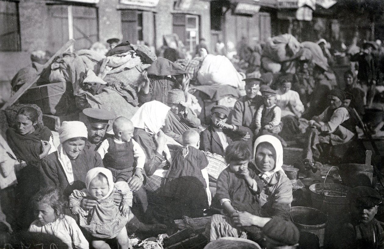 Rifugiati a San Pietroburgo, 1915 da Russian Photographer