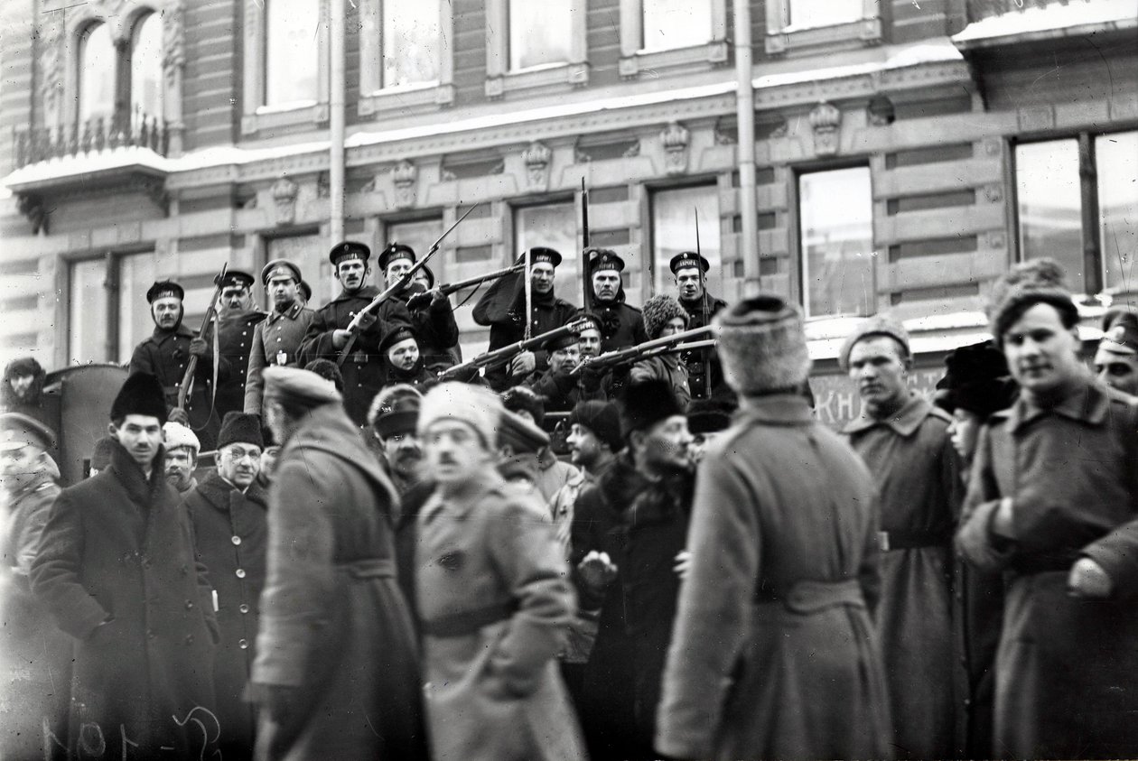 Soldati e marinai rivoluzionari nelle strade di Pietrogrado, febbraio 1917 da Russian Photographer
