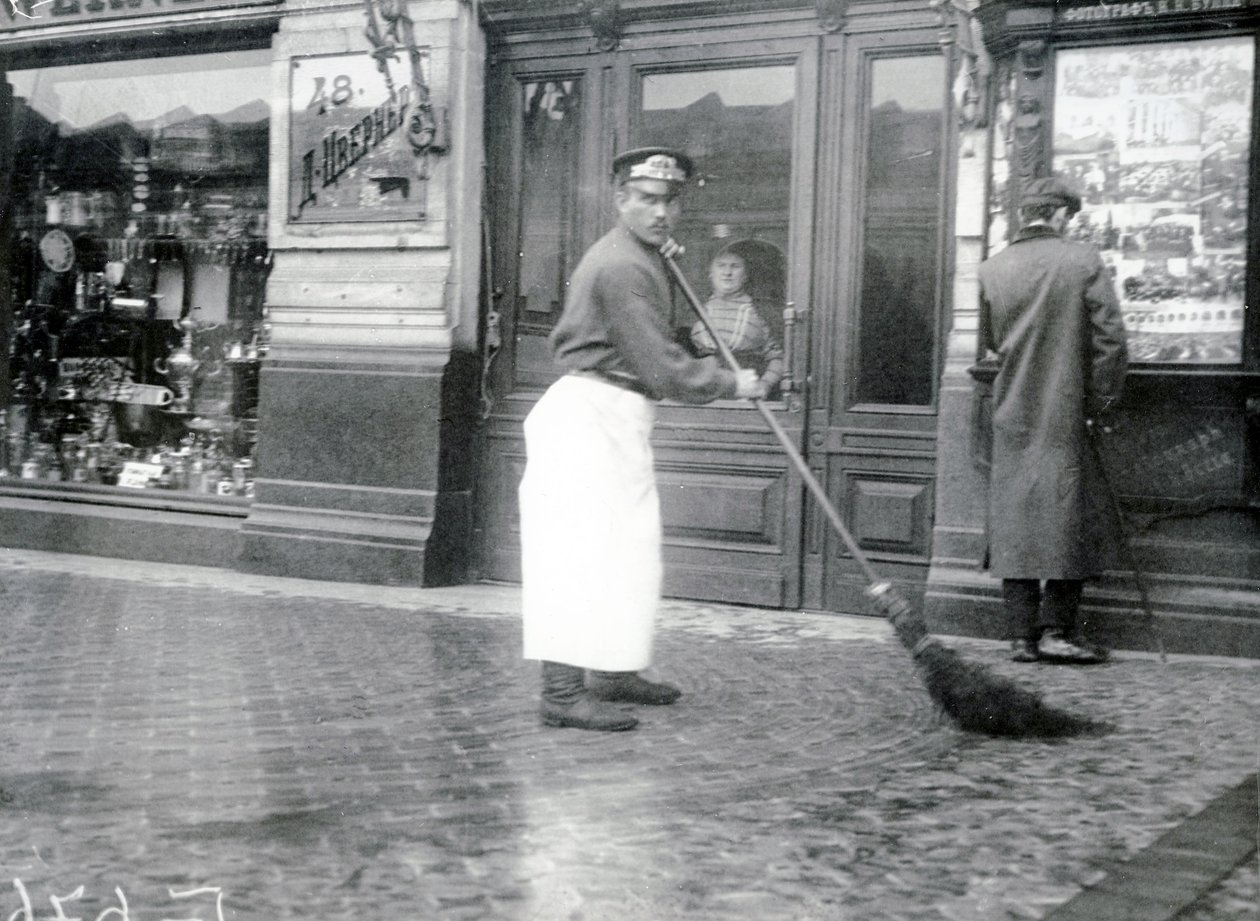 Spazzino sulla Prospettiva Nevsky, San Pietroburgo, 1913 da Russian Photographer