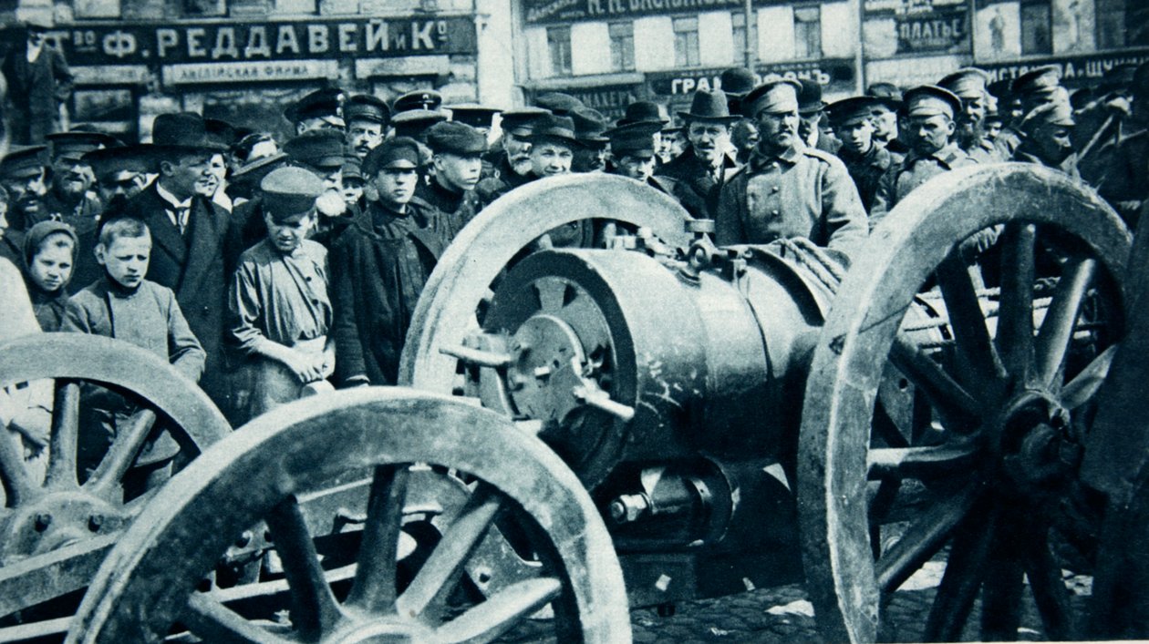 La solida consolazione della Russia per la perdita di Przemysl: uno dei mortai austriaci da 24 cm, catturato lì, a Mosca, da The Illustrated War News da Russian Photographer