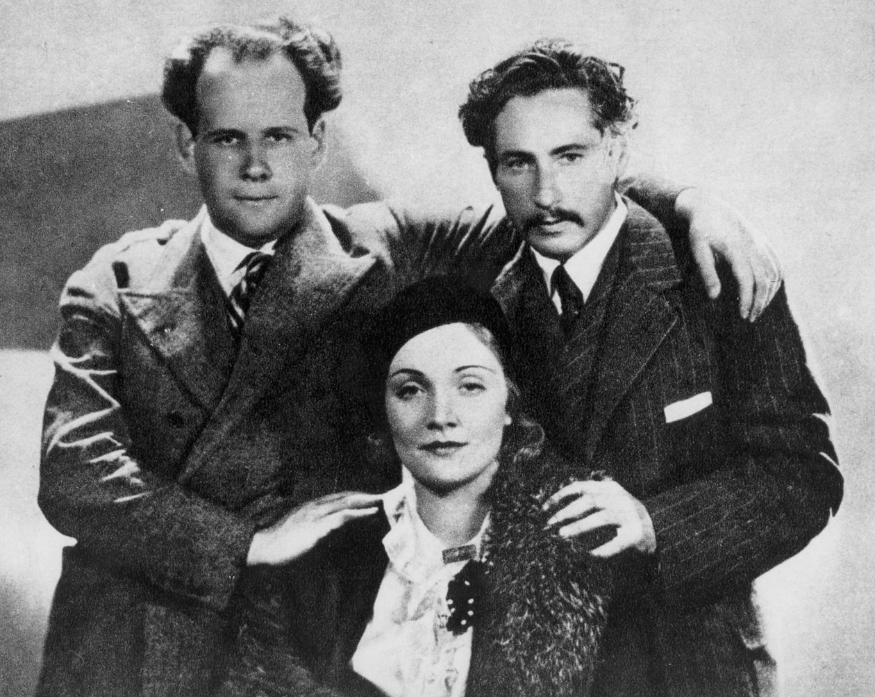 Sergei Eisenstein con Marlene Dietrich e Joseph Sternberg, 1930, da Serge Eisenstein, Riflessioni di un cineasta, pubblicato a Mosca, 1958 da Russian Photographer