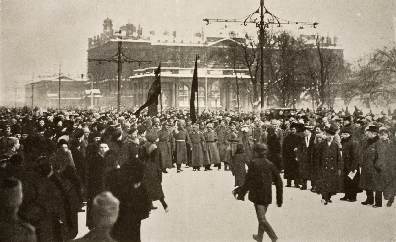 Soldati con bandiere rosse guidano una folla immensa sulla Prospettiva Nevsky, marzo 1917 da Russian Photographer
