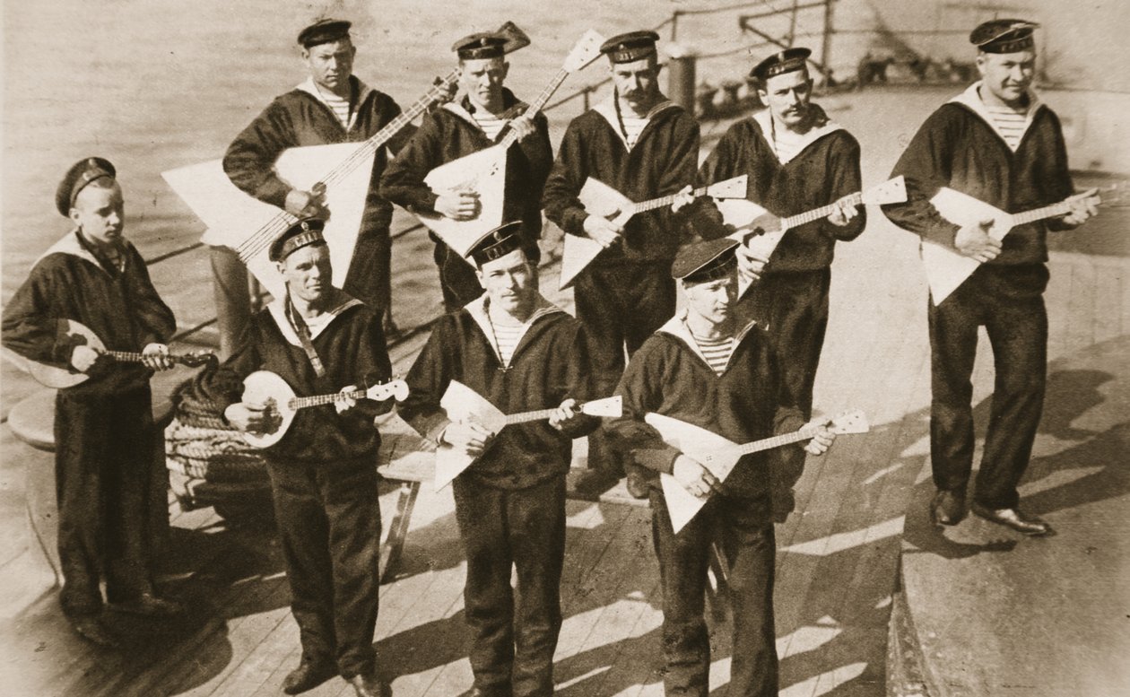 La banda Balalaika, che mantiene alto il morale della Marina Russa, da The Illustrated War News da Russian Photographer
