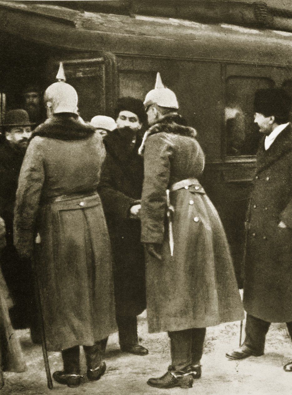 Trockij e delegati russi accolti da ufficiali tedeschi a Brest-Litovsk, dicembre 1917 da Russian Photographer