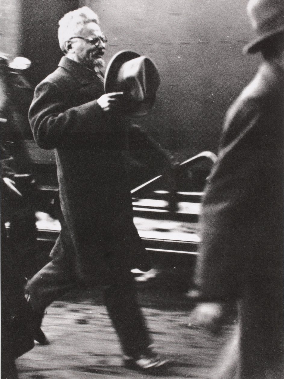 Trockij arriva a Parigi da Russian Photographer