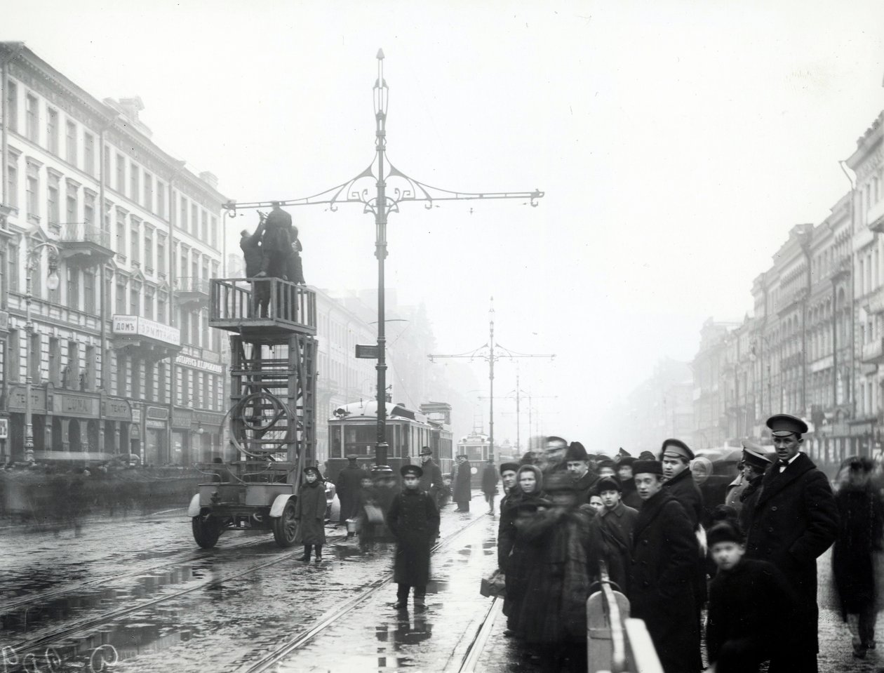 Operai che riparano le linee del tram, San Pietroburgo, c.1914 da Russian Photographer