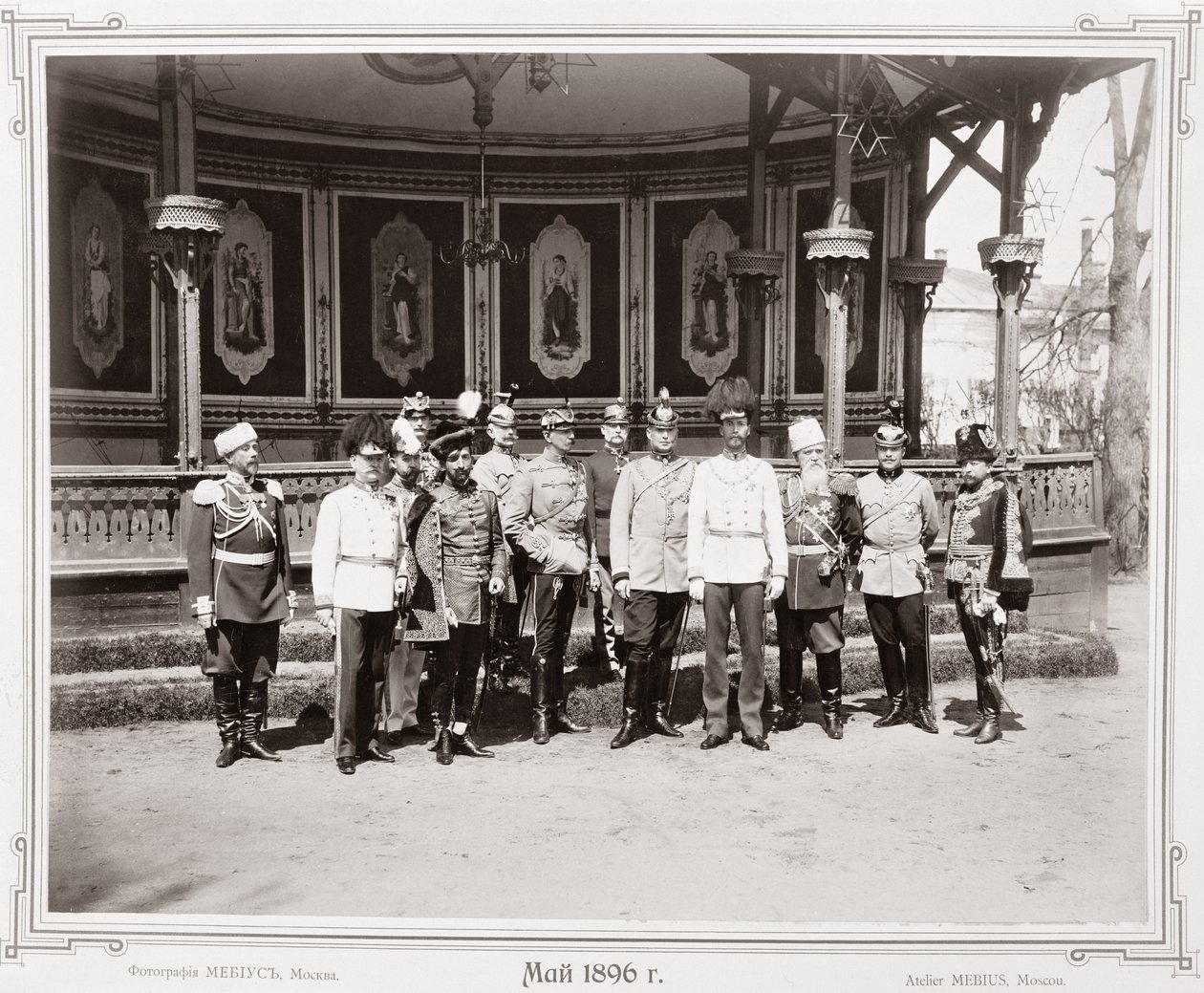 Lo Zar Nicola II (1868-1918) nel padiglione del giardino del Palazzo con un gruppo di suoi sostenitori maschi, c.1896 da Russian School