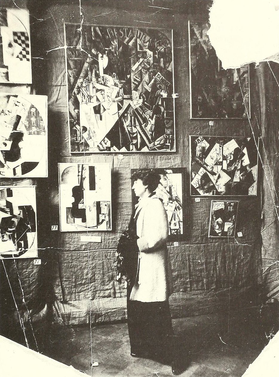 Alexandra Ekster davanti ai dipinti di Udaltsova alla mostra The Store, Mosca da Russian Photographer