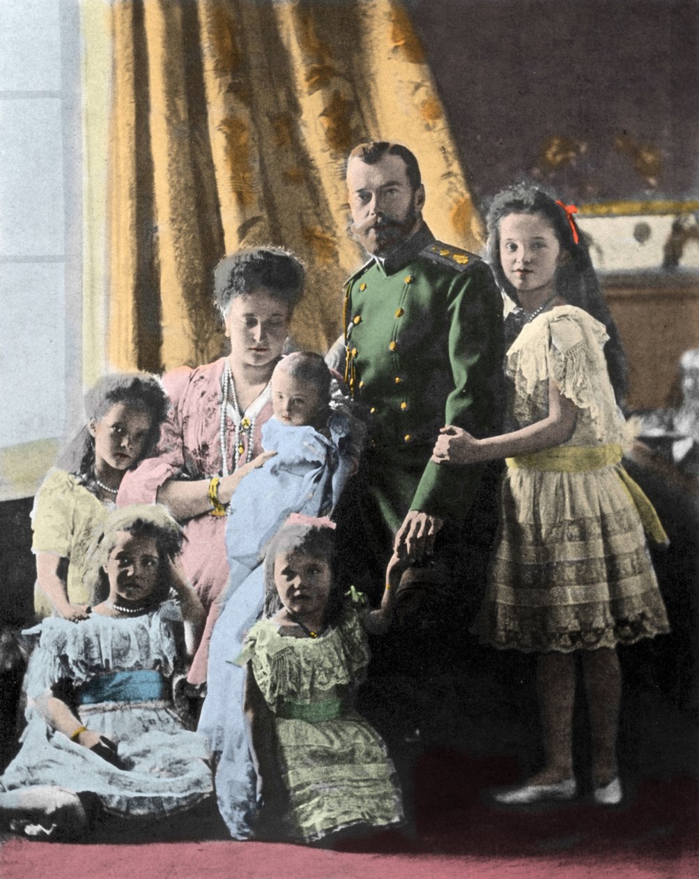Ritratto di famiglia dello Zar Nicola II (1868-1918) di Russia - Fotografia intorno al 1904-1905 da Russian Photographer