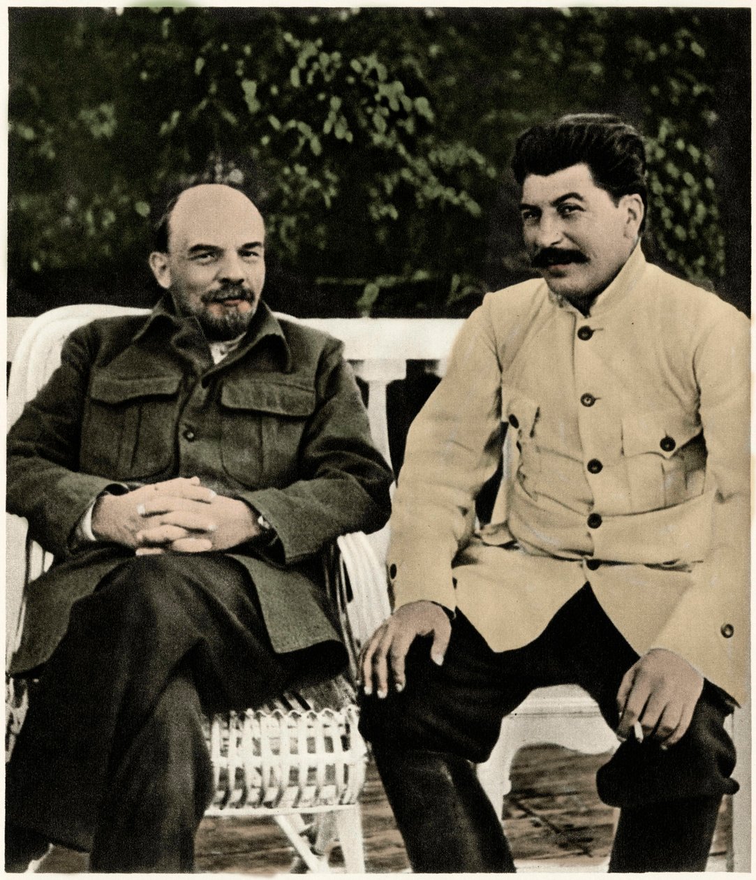 Lenin (Vladimir Ilyich Ulyanov e Joseph Stalin (Joseph Vissarionovich Djougashvili) Gorky, agosto 1922 (foto) da Russian Photographer