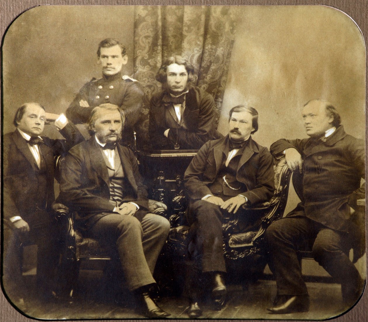 Lev Tolstoi e Dmitri Grigorovitch con altri scrittori russi da Russian Photographer
