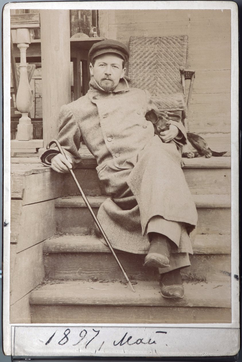 Ritratto di Anton Chekhov con il suo cane Hina nel maggio 1897 a Melikhovo da Russian Photographer