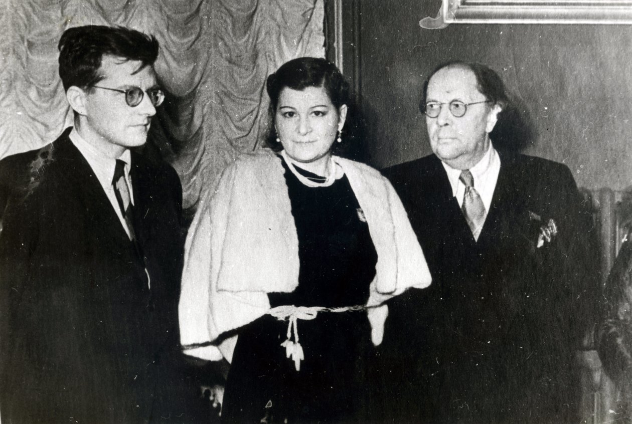 Il compositore Dmitri Dmitriyevich Shostakovich, la cantante Maria Maksakova e lo scrittore Aleksei Nikolayevich Tolstoy da Russian Photographer