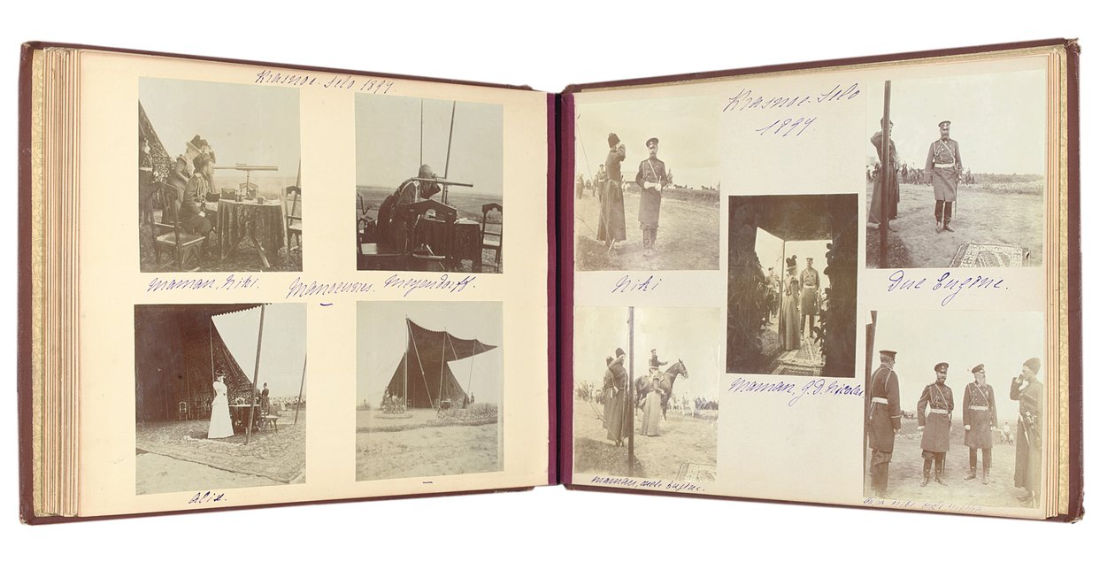 La famiglia imperiale russa, pagina da un album di fotografie, c.1897-99 da Russian Photographer